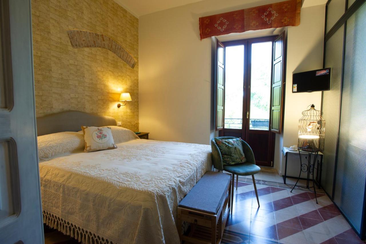 לינה וארוחת בוקר Vaccarizzo Albanese Palazzo Scura מראה חיצוני תמונה