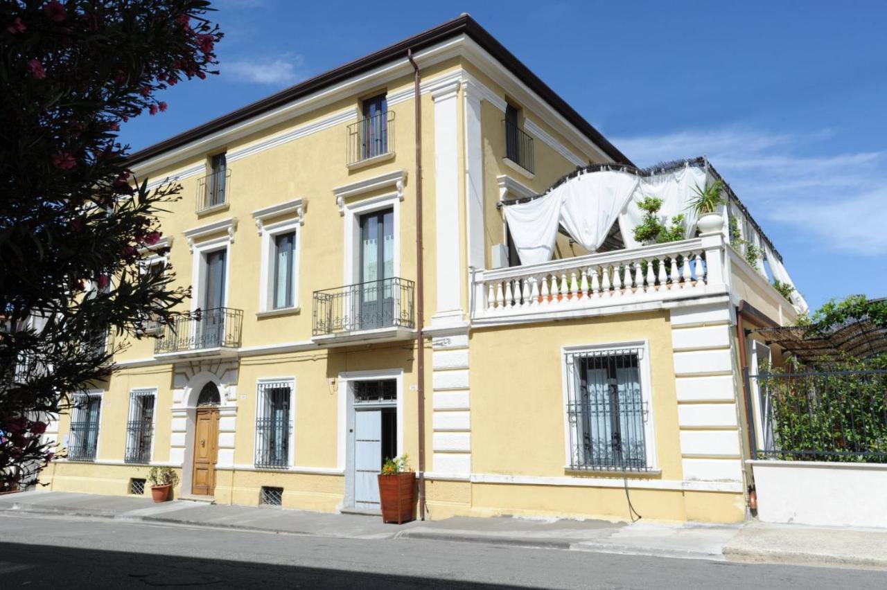 לינה וארוחת בוקר Vaccarizzo Albanese Palazzo Scura מראה חיצוני תמונה