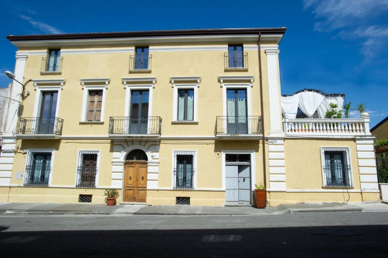 לינה וארוחת בוקר Vaccarizzo Albanese Palazzo Scura מראה חיצוני תמונה